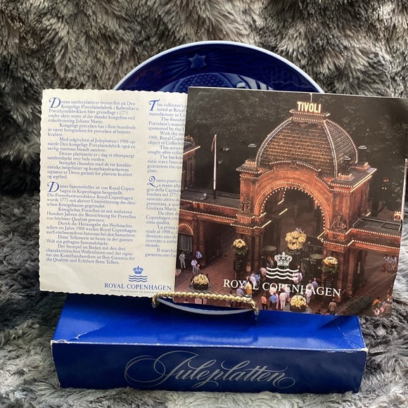 Royal Copenhagen Year Plate1990
Christmas In Tivoli No2349 limited edition - Picture 14 of 16